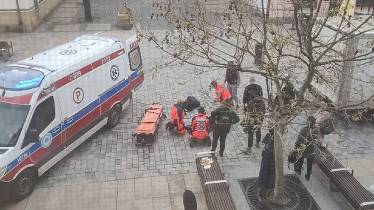 Samochód ciężarowy potrącił kobietę na deptaku