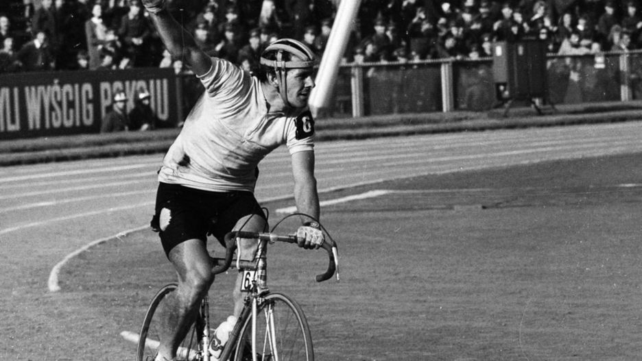*** ZDJĘCIE ARCHIWALNE *** Na zdjęciu archiwalnym z 22.05.1975 r.: Ryszard Szurkowski na Stadionie X-lecia w Warszawie, podczas XXVIII Wyścig Pokoju. W wieku 75 lat 1.02.2021 r. rano zmarł Ryszard Szurkowski, najbardziej utytułowany polski kolarz w historii. (bp/gj) PAP/CAF-Zbigniew Matuszewski