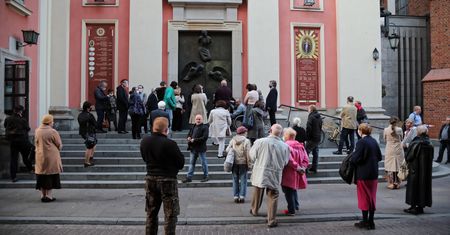 Wraca obowiązek uczestniczenia w mszy. Biskupi reagują na luzowanie obostrzeń w kościołach
