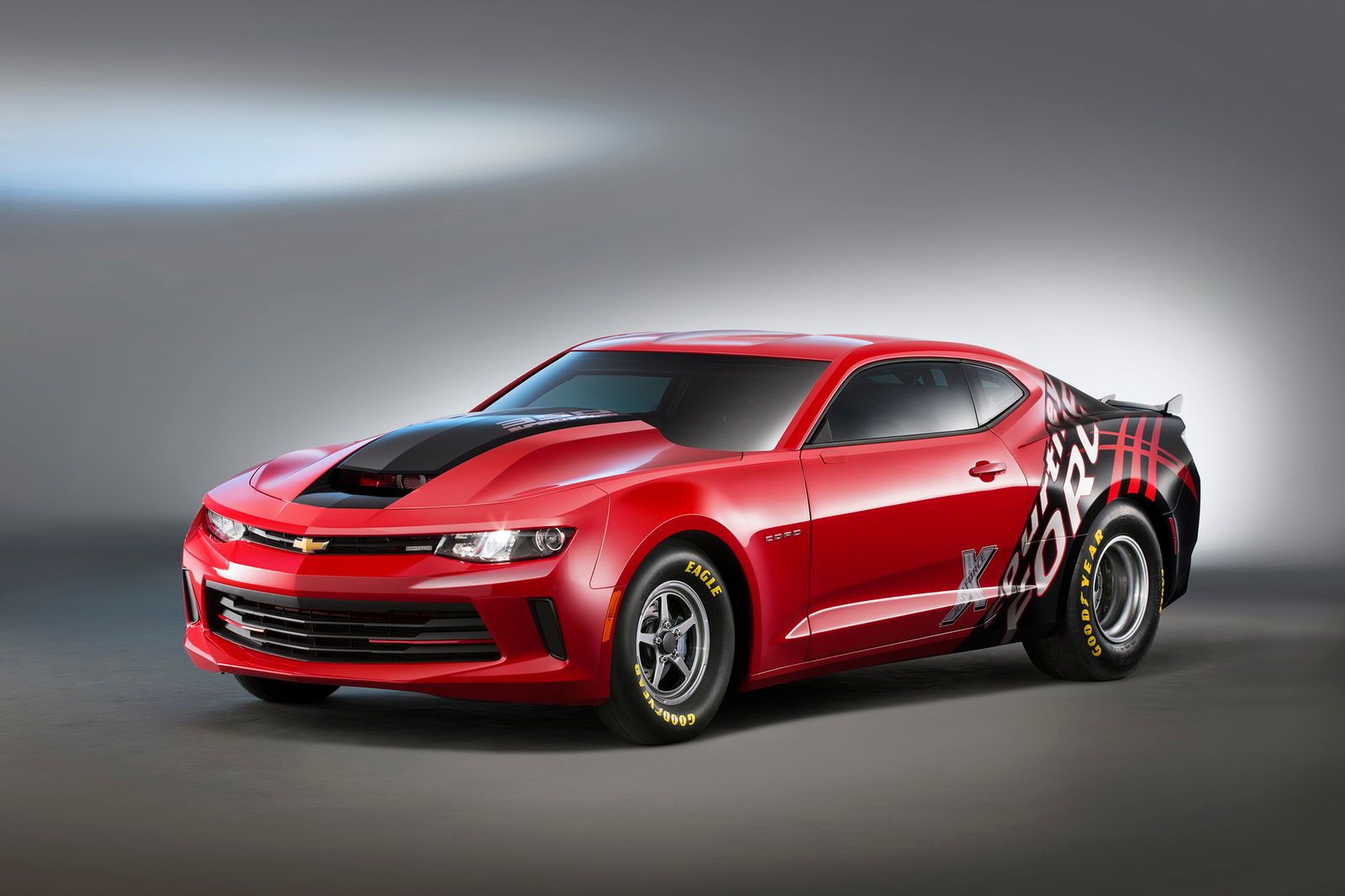 Interesującą propozycją na stoisku Chevroleta będzie nie tylko klasyk i zestaw specjalnie pomalowanych Camaro. Koncern zaprezentuje także swojego dragstera COPO Camaro. Auto ma być oferowane w specyfikacji NHRA Stock i Super Stock Eliminator. Powstanie 69 egzemplarzy tego pojazdu. Nabywcy będą mogli wybrać między doładowanym 5,7-litrowym silnikiem a wolnossącym 7-litrowym agregatem.