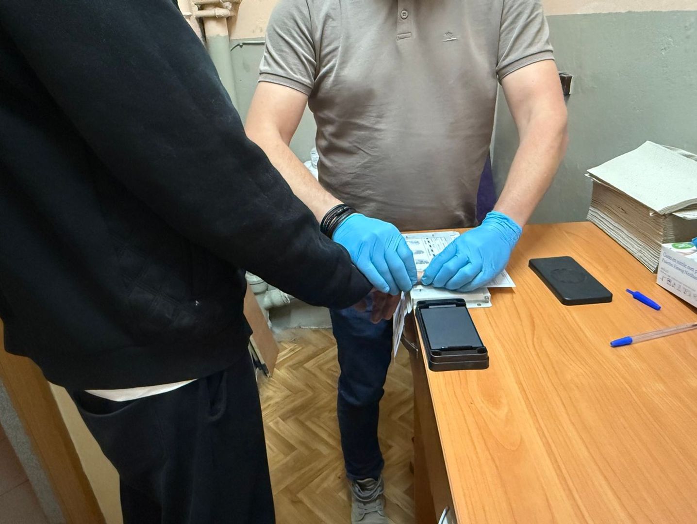 Miał przerwę w odbywaniu kary. 42-latek w Szamotułach okradł dziewczynę i posiadał narkotyki