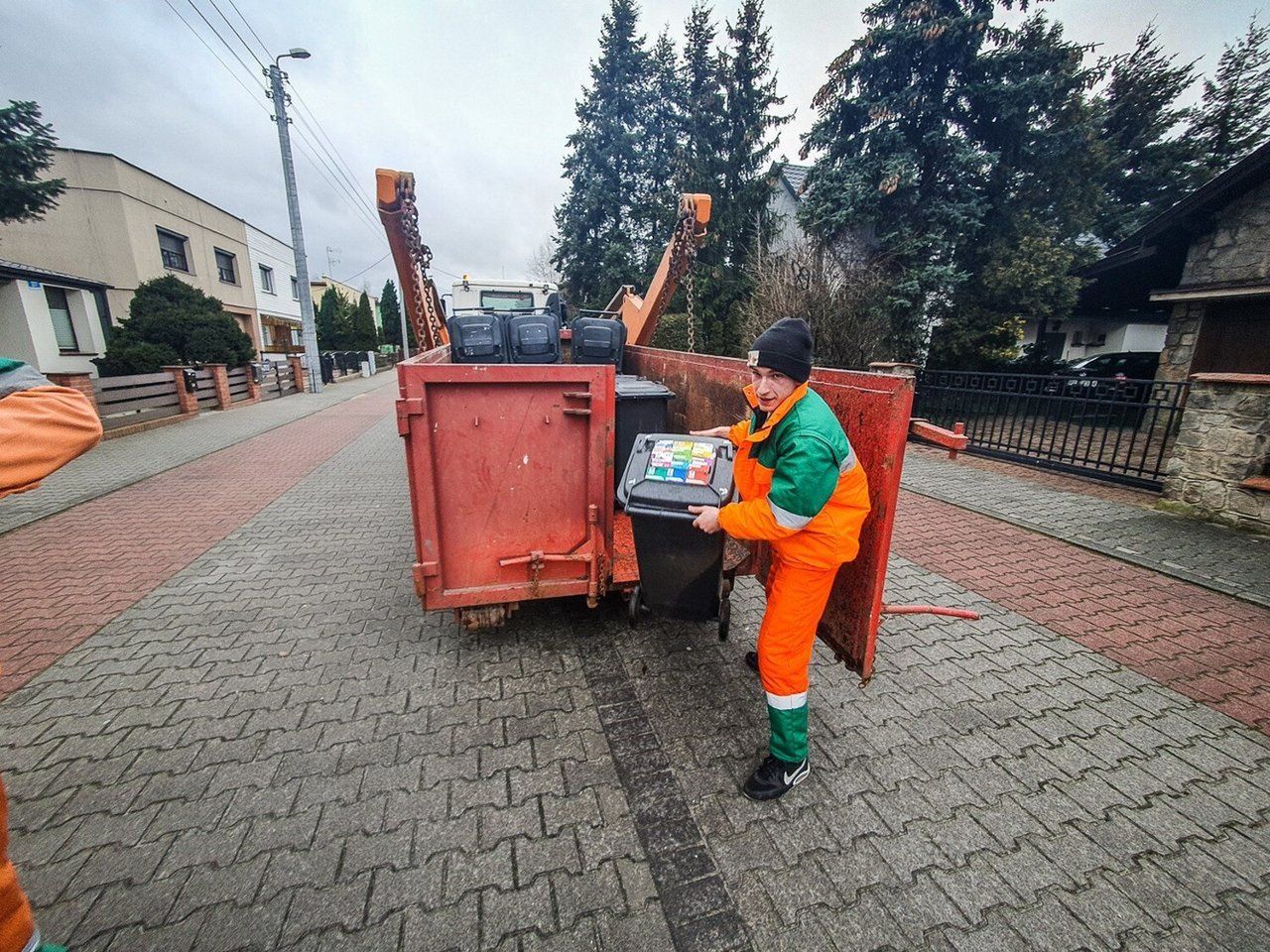 Miejski Zakład Oczyszczania w Lesznie przypomina przed wiosennym "wietrzeniem szafy". Co trzeba wiedzieć?