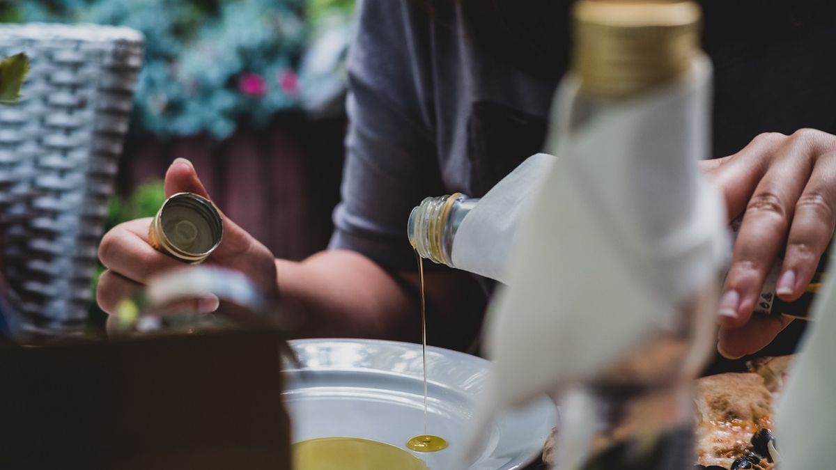 3-4 łyżki oliwy z oliwek w codziennej diecie ograniczają ryzyko rozwoju wielu schorzeń, w tym chorób układu krążenia