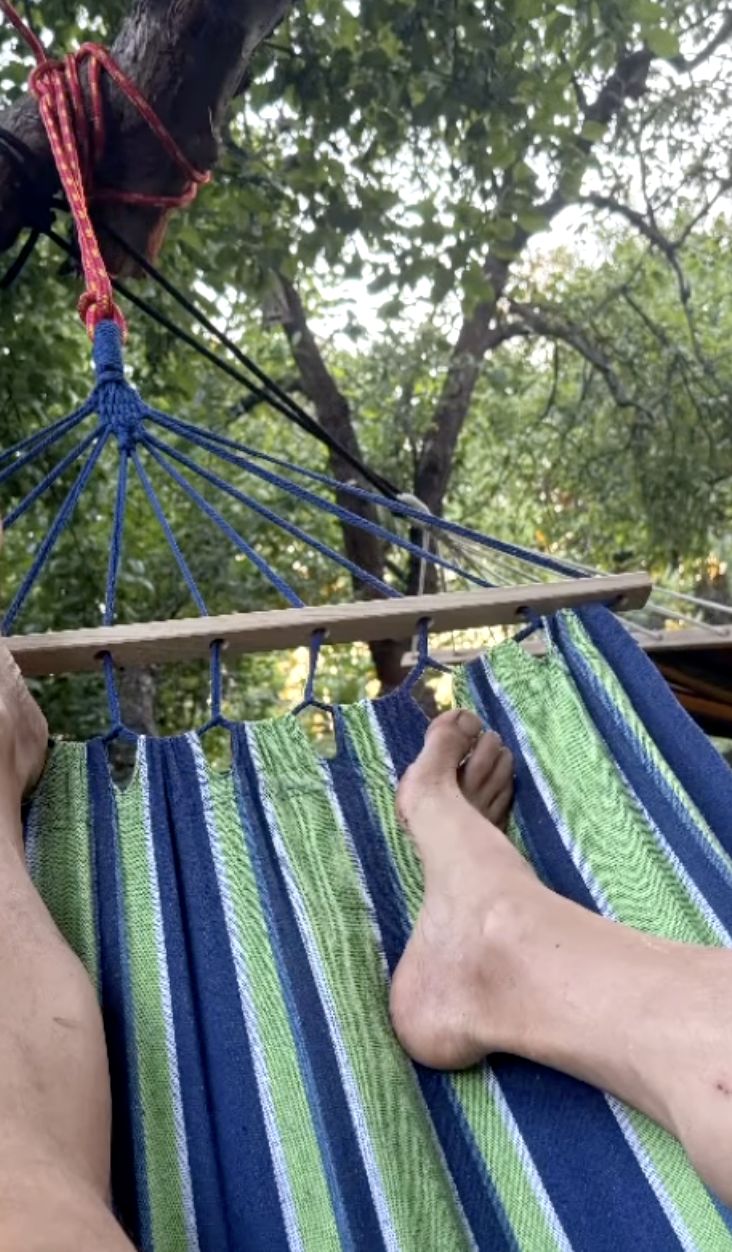 Mieczysław Szcześniak w przydomowym ogrodzie wypoczywa