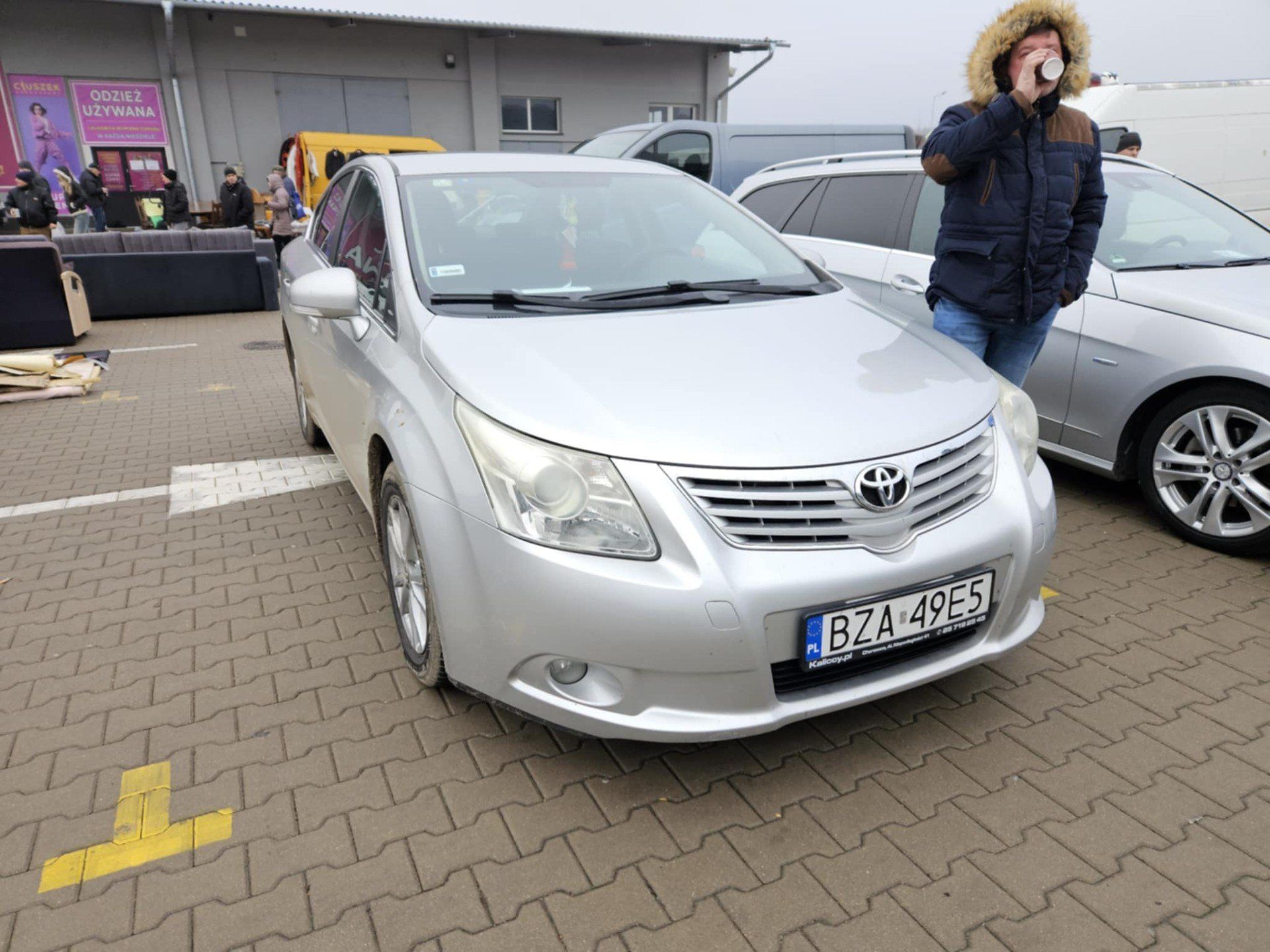 Niedzielne giełdy przy Andersa w Białymstoku oferują prawdziwą różnorodność: od produktów spożywczych, przez starocie, aż po używane samochody