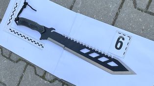 Toruń: Pseudokibice zatrzymani za udział w bójce. Policjanci przejęli maczety, petardy i atrapy broni