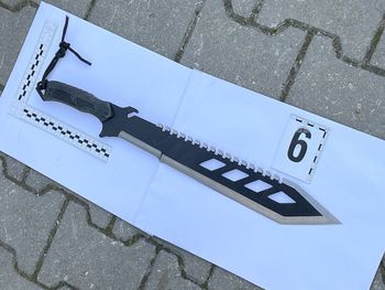 Toruń: Pseudokibice zatrzymani za udział w bójce. Policjanci przejęli maczety, petardy i atrapy broni