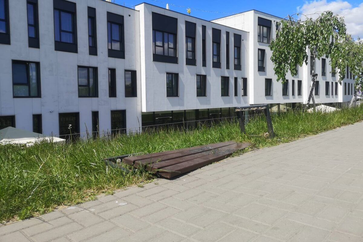 Uszkodzona ławka przy Hotelu Arche