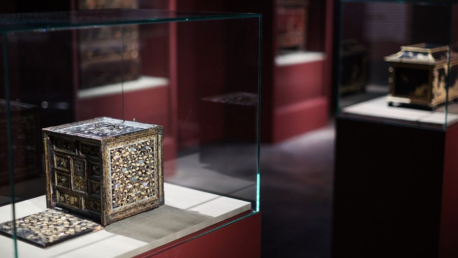 Kilkaset przedmiotów z japońskiej laki znalazło się na nowej wystawie w Muzeum Manggha