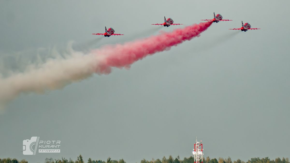 Odlot RAF Red Arrows z Radomia po tym, jak pokazy zostały odwoła