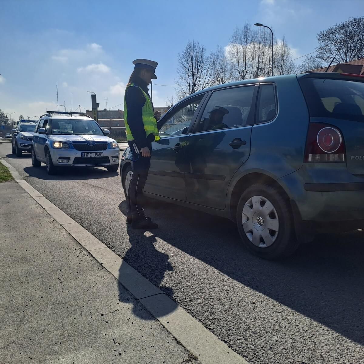 Policja pouczała i karała kierowców, korzystających z telefonu w czasie jazdy