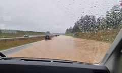 Zerwane mosty, zablokowane drogi. Służby ostrzegają o utrudnieniach