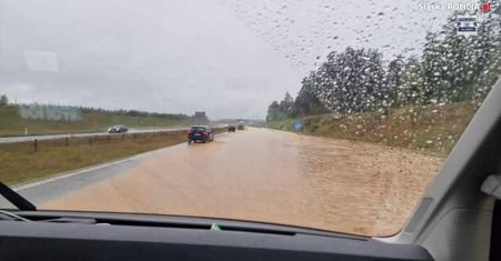 Zerwane mosty, zablokowane drogi. Służby ostrzegają o utrudnieniach