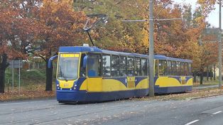 Toruń: Problemy z tramwajami. Dym spod wagonu i poślizgi na "czarnej szynie"