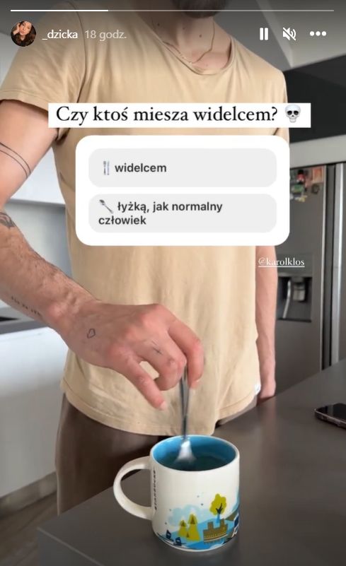 Karol Kłos mieszał napój... widelcem