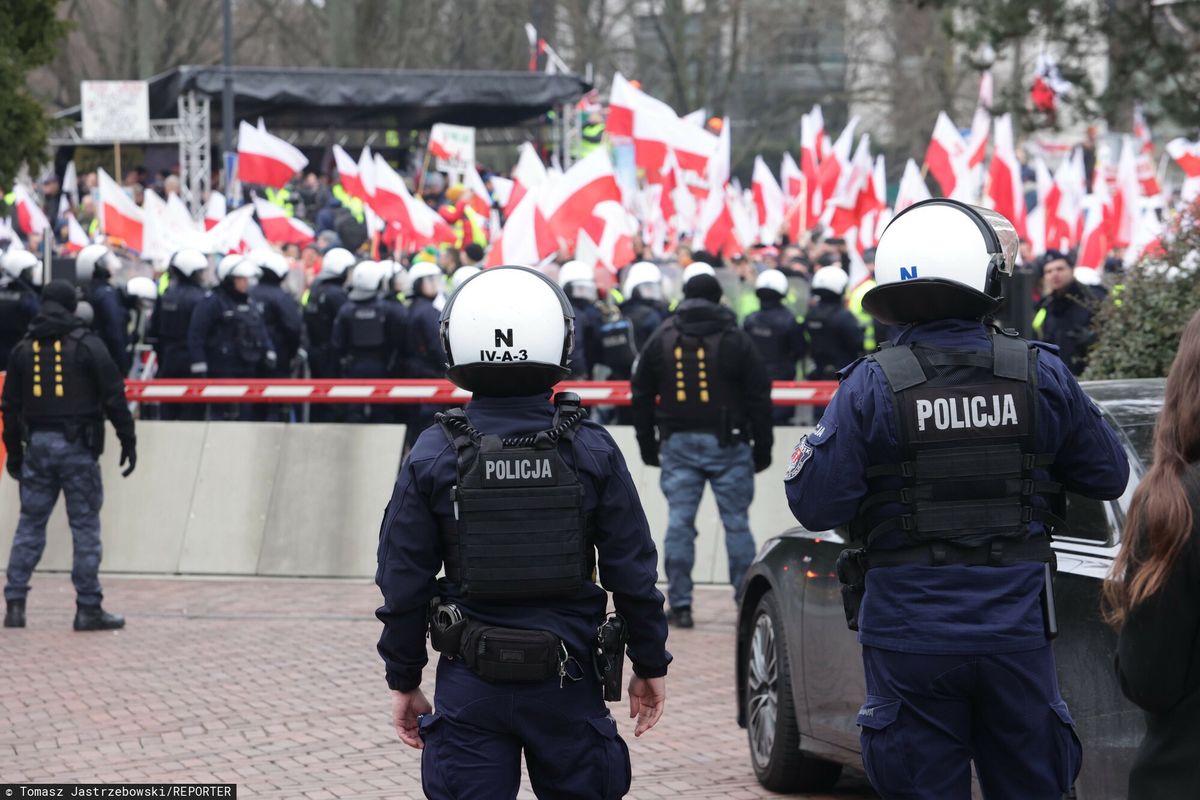 policja, protest, rolnicy Rzucił przedmiotem w rolników. Policja wszczyna postępowanie