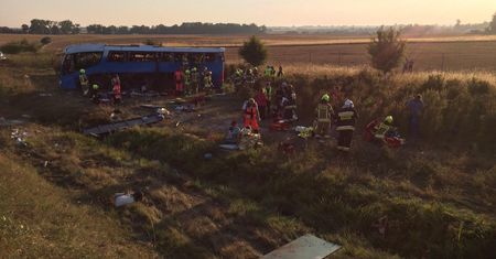 Wypadek autokaru z dziećmi na A1. Są ranni, trwa akcja ratunkowa