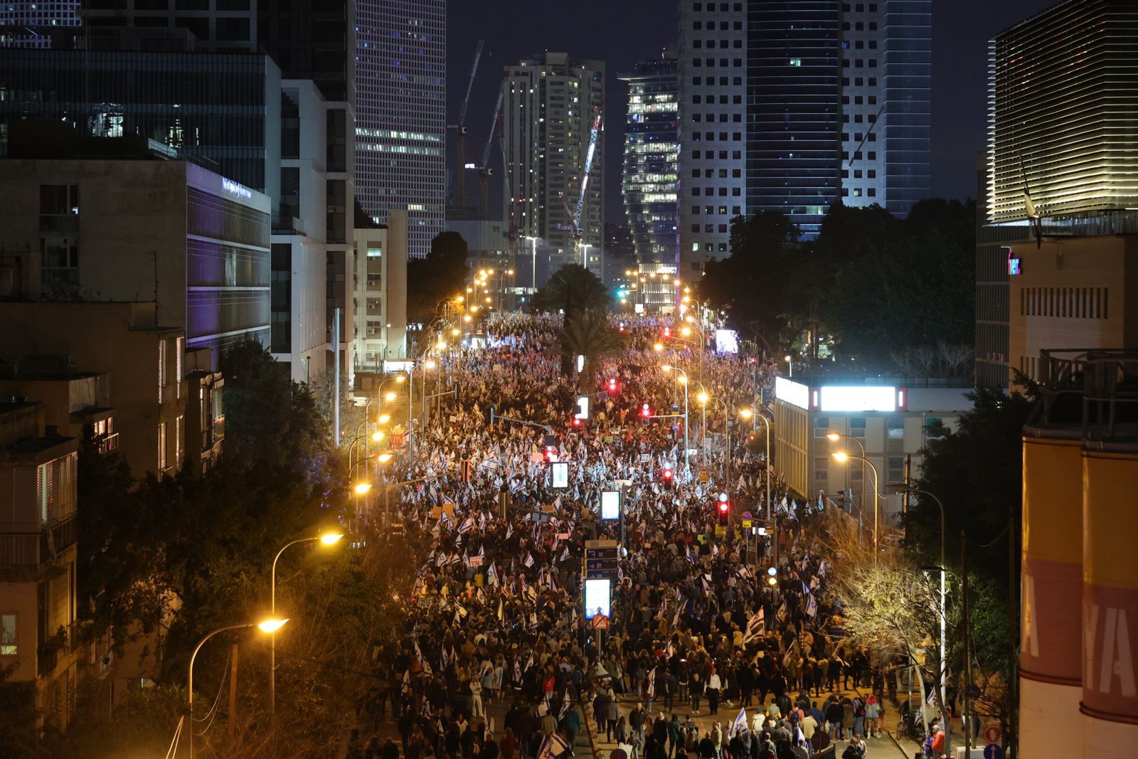 Anti government protest in Tel Aviv
epa10490964 People protest against the government justice system reform plan in Tel Aviv, 25 February 2023. Controversial judicial reform plans to weaken the authority of the supreme court proposed by government of Prime Minister Benjamin Netanyahu were met by mass protests.  EPA/ABIR SULTAN 
Dostawca: PAP/EPA.
ABIR SULTAN