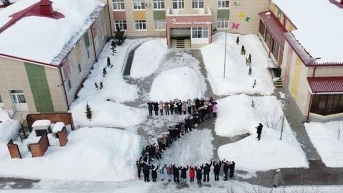 Zdjęcie sprzed szpitala w Rosji, udostępnione na kanale Visegrad 24 