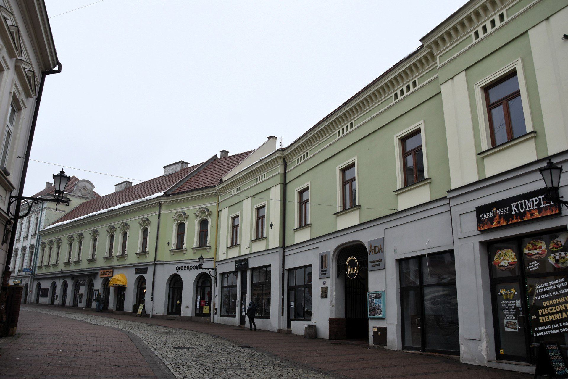 W Tarnowie przybywa kamienic z odnowionymi elewacjami, które udało się odrestaurować i tchnąć w nie nowe życie