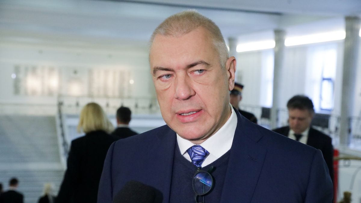 Warszawa, 16.01.2024. Poseł KO Roman Giertych podczas wypowiedzi dla mediów w Sejmie w Warszawie, 16 bm. Głównym przedmiotem prac posłów podczas rozpoczynającego się dwudniowego posiedzenia ma być budżet na 2024 r. (jm) PAP/Tomasz Gzell