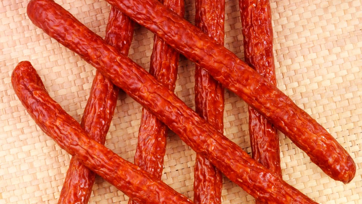 Co oznacza biały nalot na kabanosach?