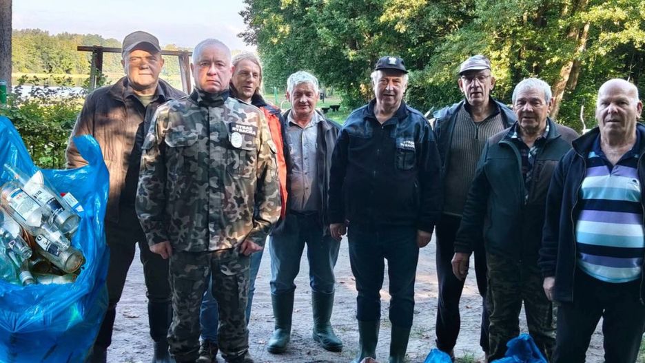 Radny Andrzej Borzyszkowski wziął udział w akcji sprzątania śmieci nad jeziorem Jeleń