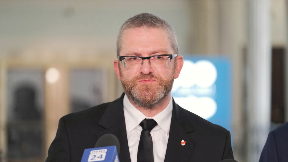 Warszawa, 15.09.2021. Wiceprzewodniczący zespołu, poseł Konfederacji Grzegorz Braun w drodze na posiedzenie Parlamentarnego Zespołu ds. Bezpieczeństwa Szczepień Ochronnych Dzieci i Dorosłych, 15 bm. w Sejmie w Warszawie. (jm) PAP/Mateusz Marek