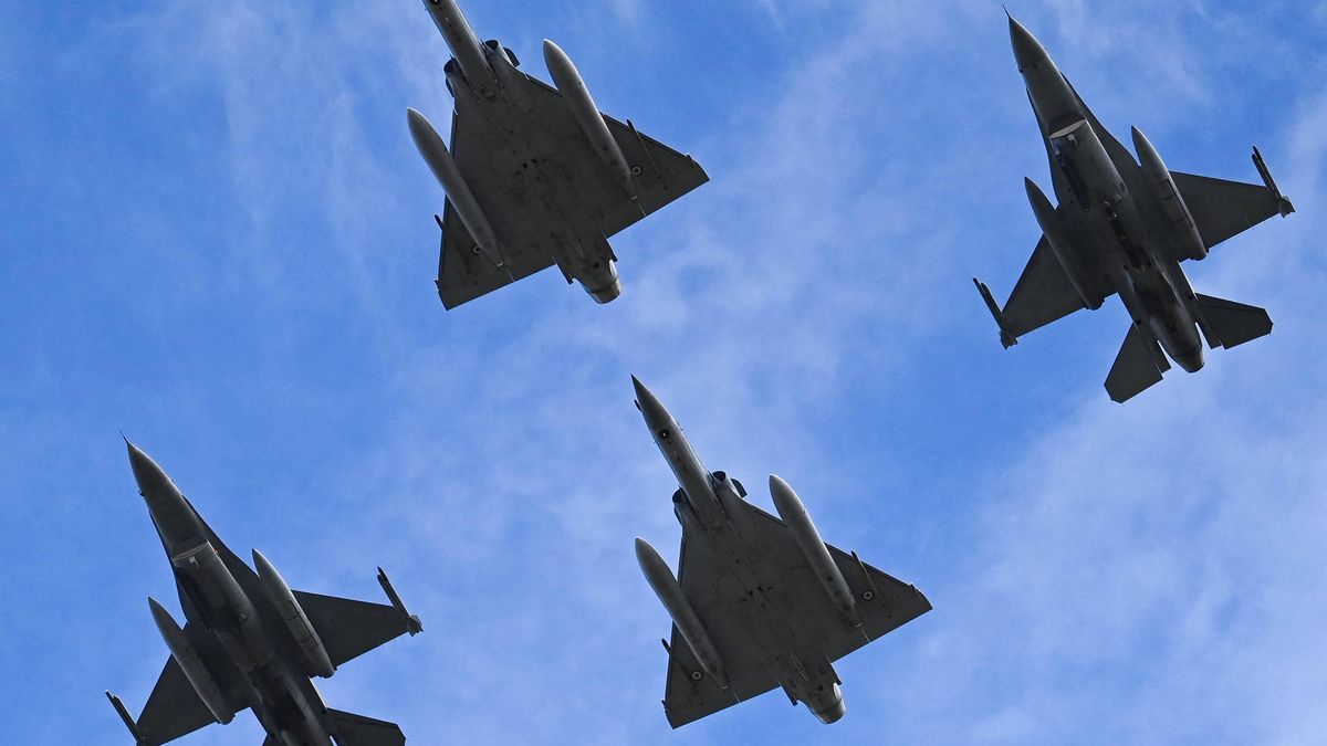 Bastille Day Military Parade - Paris
French Air and Space Force Dassault Mirage 2000-5 multirole fighter aircraft (back C) and Belgian Air Force F-16 Fighting Falcon multirole fighter aircraft (L, R, back) perform a fly-over during the Bastille Day military parade on the Champs-Elysees avenue in Paris on July 14, 2023. Photo by Tomas Stevens/ABACAPRESS.COM 
Dostawca: PAP/Abaca
Stevens Tomas/ABACA
Bastille Day Military Parade - Paris