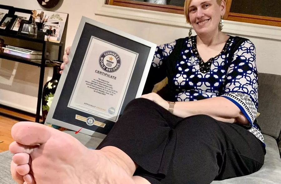 Rekordzistka Guinnessa celem fetyszystów. Chcą zdjęcia jej wielkich stóp