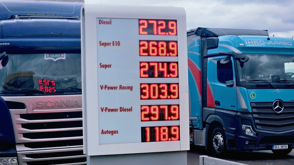 BUCKAUTAL, GERMANY - SEPTEMBER 4:  A price board displays record high gasoline (petrol) prices at a Shell gas station on September 4, 2026 in Buckautal, Germany. The country is seeing the price of gasoline reach record high levels at gas pumps following the resurgence of the Iran war.  (Photo by Adam Berry/Getty Images)