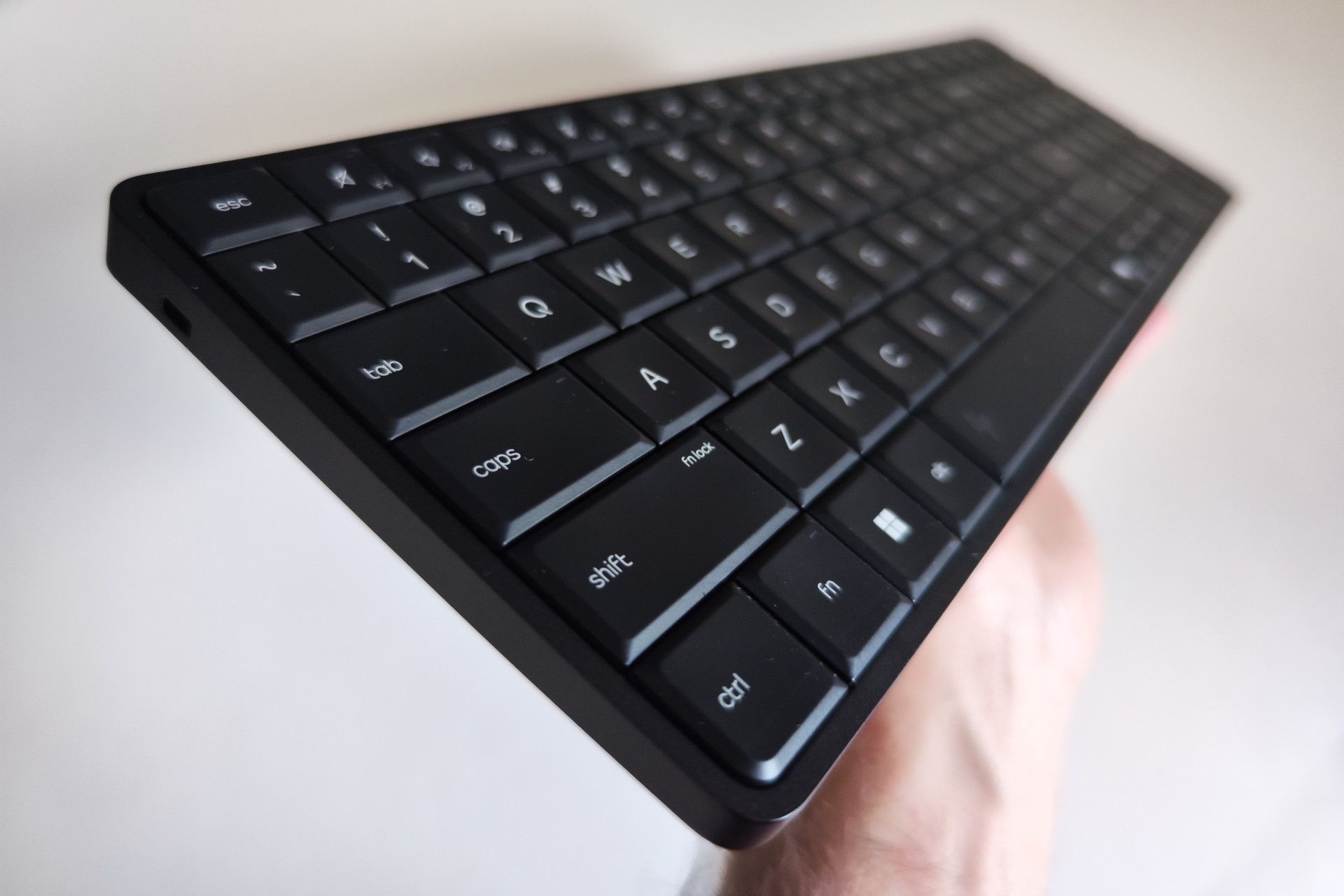 Klawisze przypominają te z klawiatur laptopowych