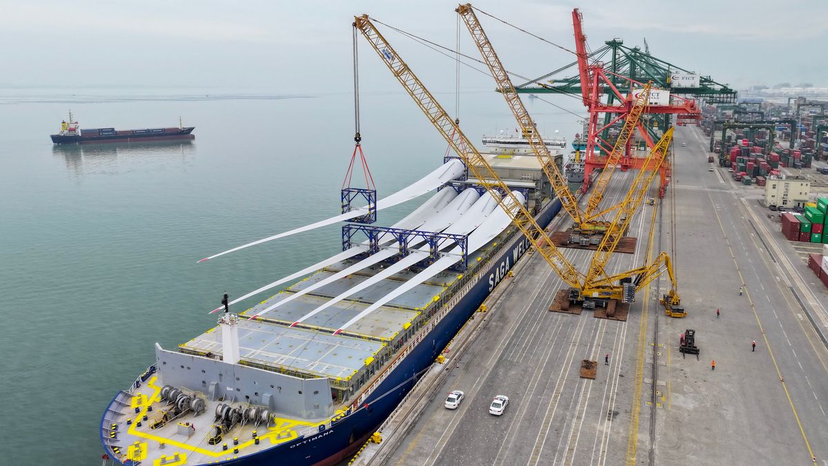 Łopaty do turbin wiatrowych na statku w chińskim porcie Fuzhou