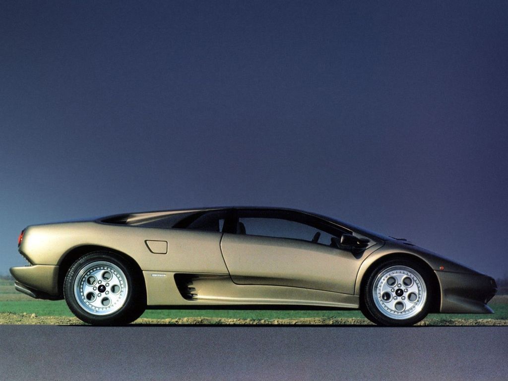 Od dekad z V12: ewolucja hipersamochodów Lamborghini 52