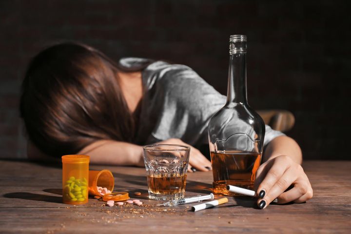 Depresja alkoholowa to zaburzenie psychiczne, które łączy objawy typowe dla depresji z silnym uzależnieniem od alkoholu.