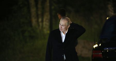 Co z prawą ręką Putina? "Nienaturalne ruchy"