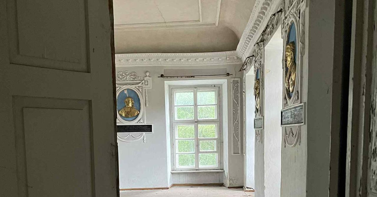 Za zamkniętymi drzwiami Pałacu Infułatów w Choczu. Bogate dekoracje przypominają o jego świetności. Co zostało z jego dawnego przepychu?