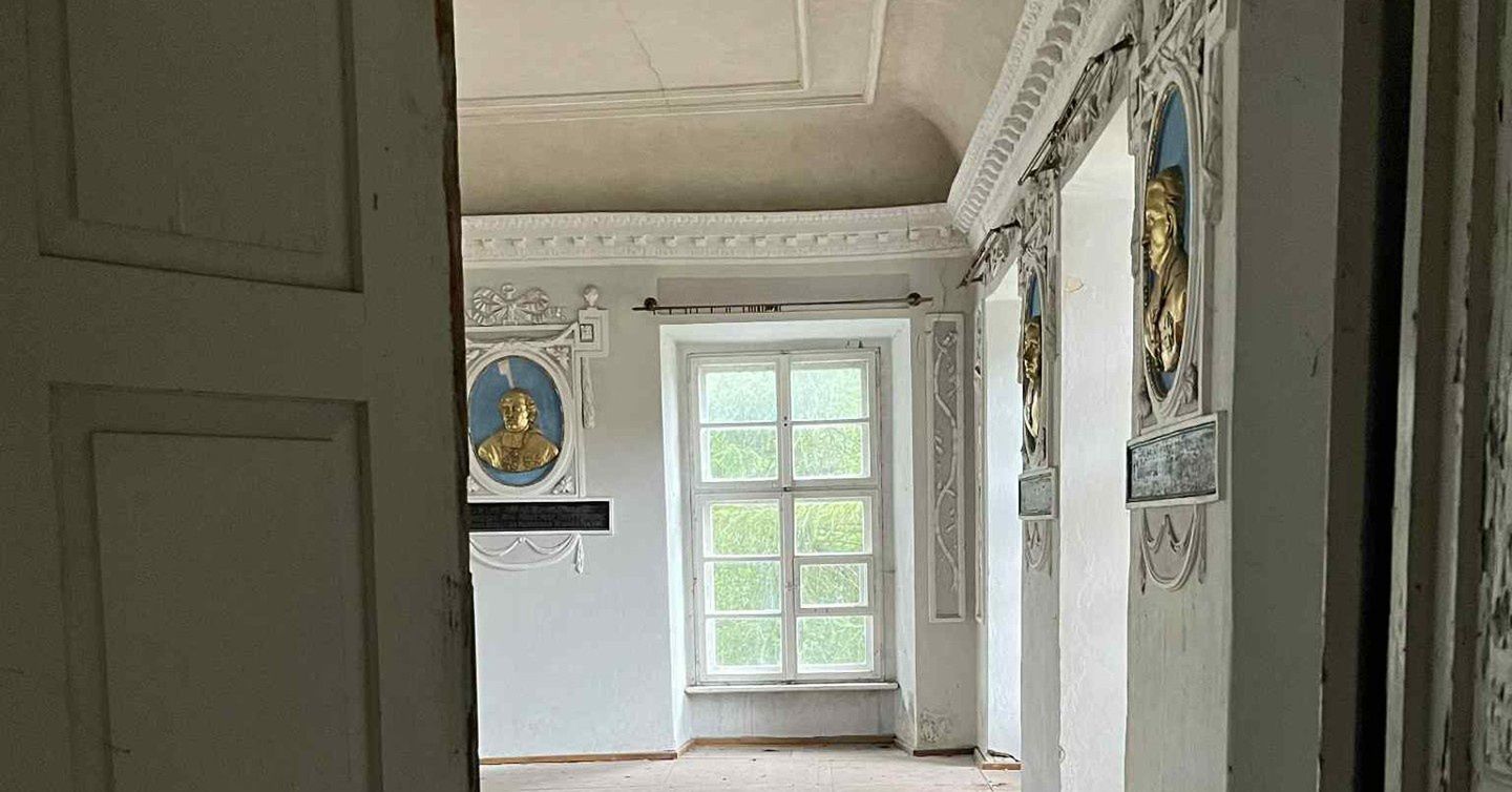 Za zamkniętymi drzwiami Pałacu Infułatów w Choczu. Co kryją jego wnętrza?