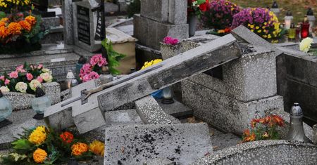 Pomorskie. Wandale zdewastowali dziesiątki nagrobków