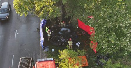 Samochód stanął w płomieniach - dwie osoby spłonęły