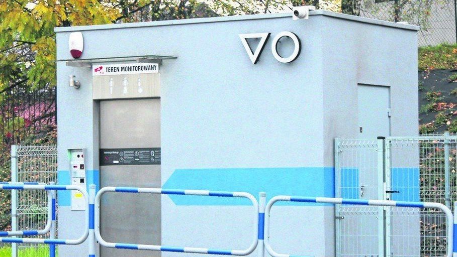 Toaleta ,miejska może się czasem okazać pułapką. Do takiej sytuacji doszło w Wolbromiu