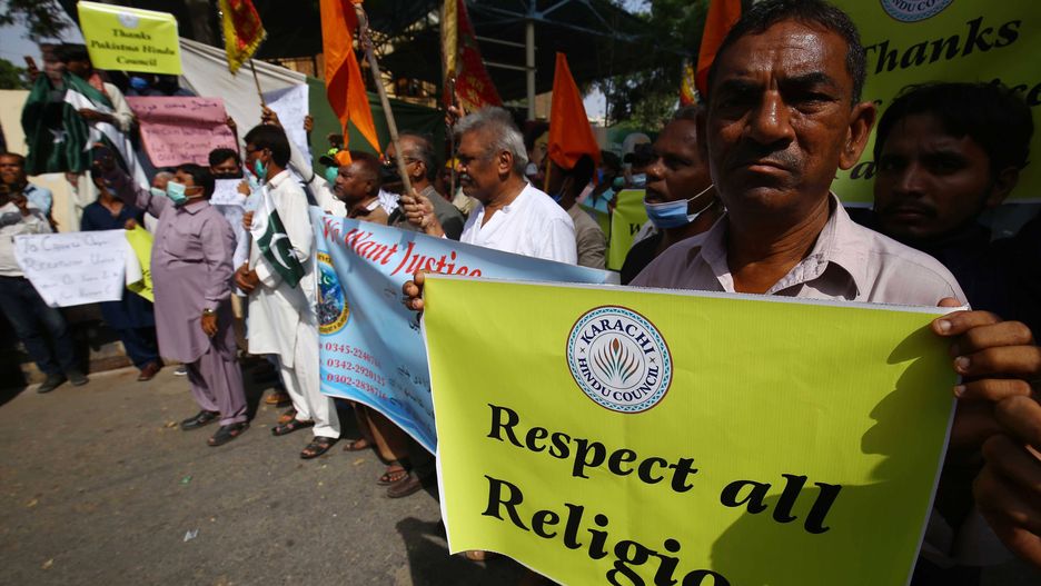 Pakistani Hindu minority protestepa09406143 Pakistani Hindu minority members shout slogans during a protest against the attack on their temple in Rahim Yar Khan, in Karachi, Pakistan, 08 August 2021. A group of people in Rahim Yar Khan city attacked a Hindu temple over an alleged desecration of an Islamic religious school by a minor boy. The boy had urinated in the seminary a few days ago. Police arrested him following a complaint by a cleric under the country's blasphemy law that entails a death sentence in Pakistan.  EPA/SHAHZAIB AKBER Dostawca: PAP/EPA.SHAHZAIB AKBER