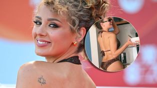 Wiktoria Gąsiewska zalotnie pozuje w drapieżnym bikini. Na fotce nie jest sama