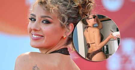 Wiktoria Gąsiewska zalotnie pozuje w drapieżnym bikini. Na fotce nie jest sama