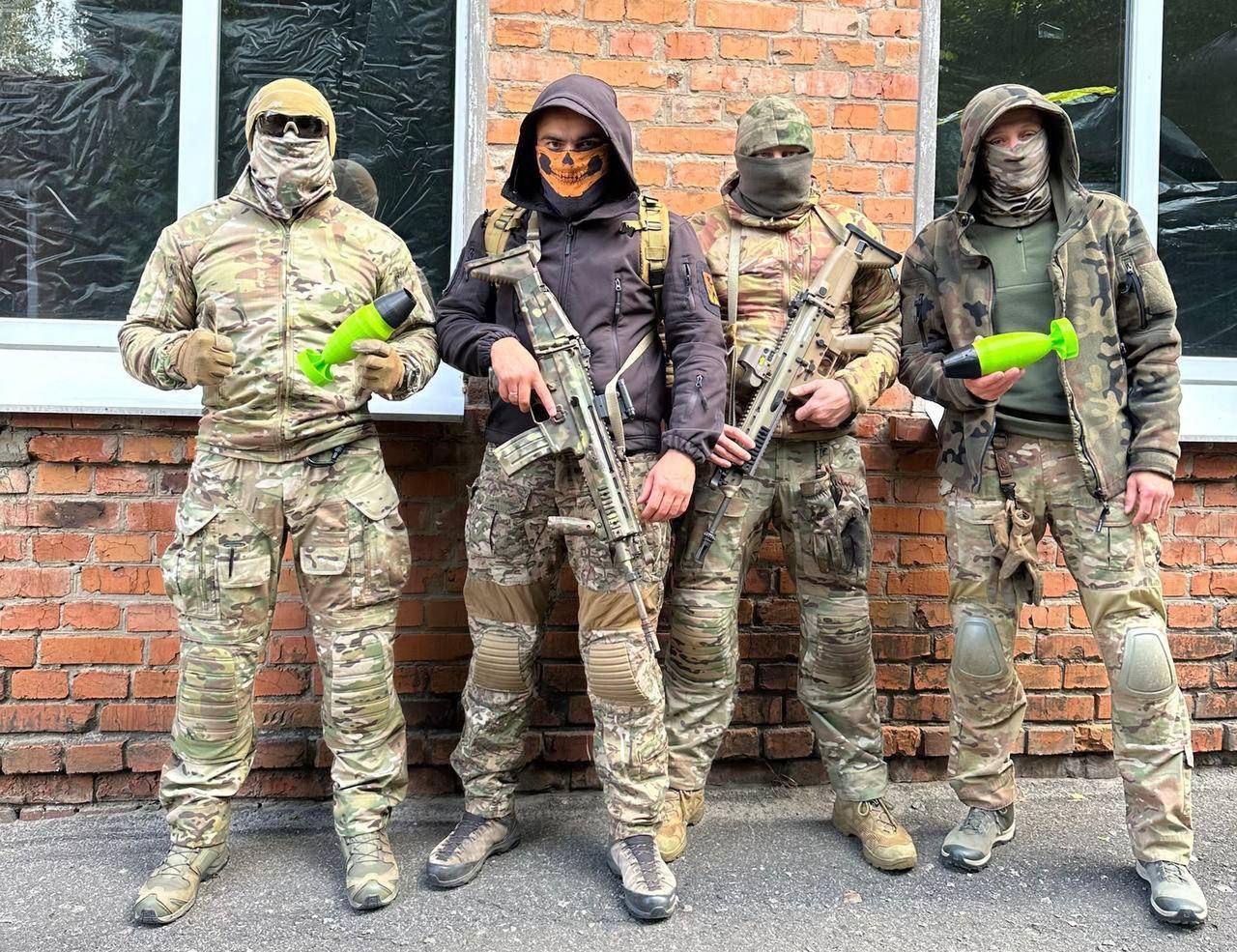 Żołnierze z rzadkimi karabinkami FN SCAR-L pokazują dostawę. 
