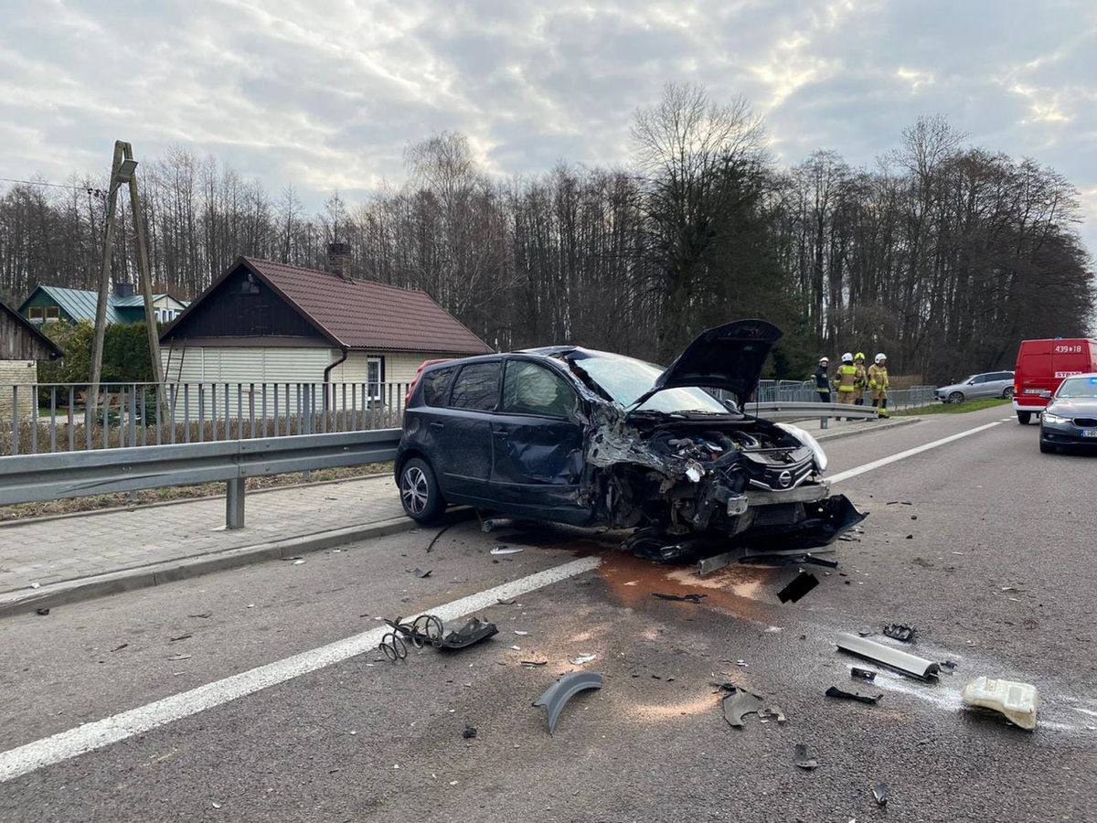 Z auta niewiele zostało. Groźny wypadek na DK17