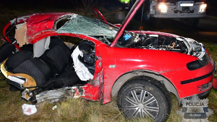 Wypadek pod Płońskiem. Auto uderzyło w drzewo z taką siłą