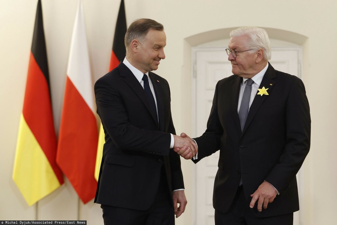 Andrzej Duda wita prezydenta Niemiec Franka-Waltera Steinmeiera na spotkaniu w Warszawie 19 kwietnia 2023 r
