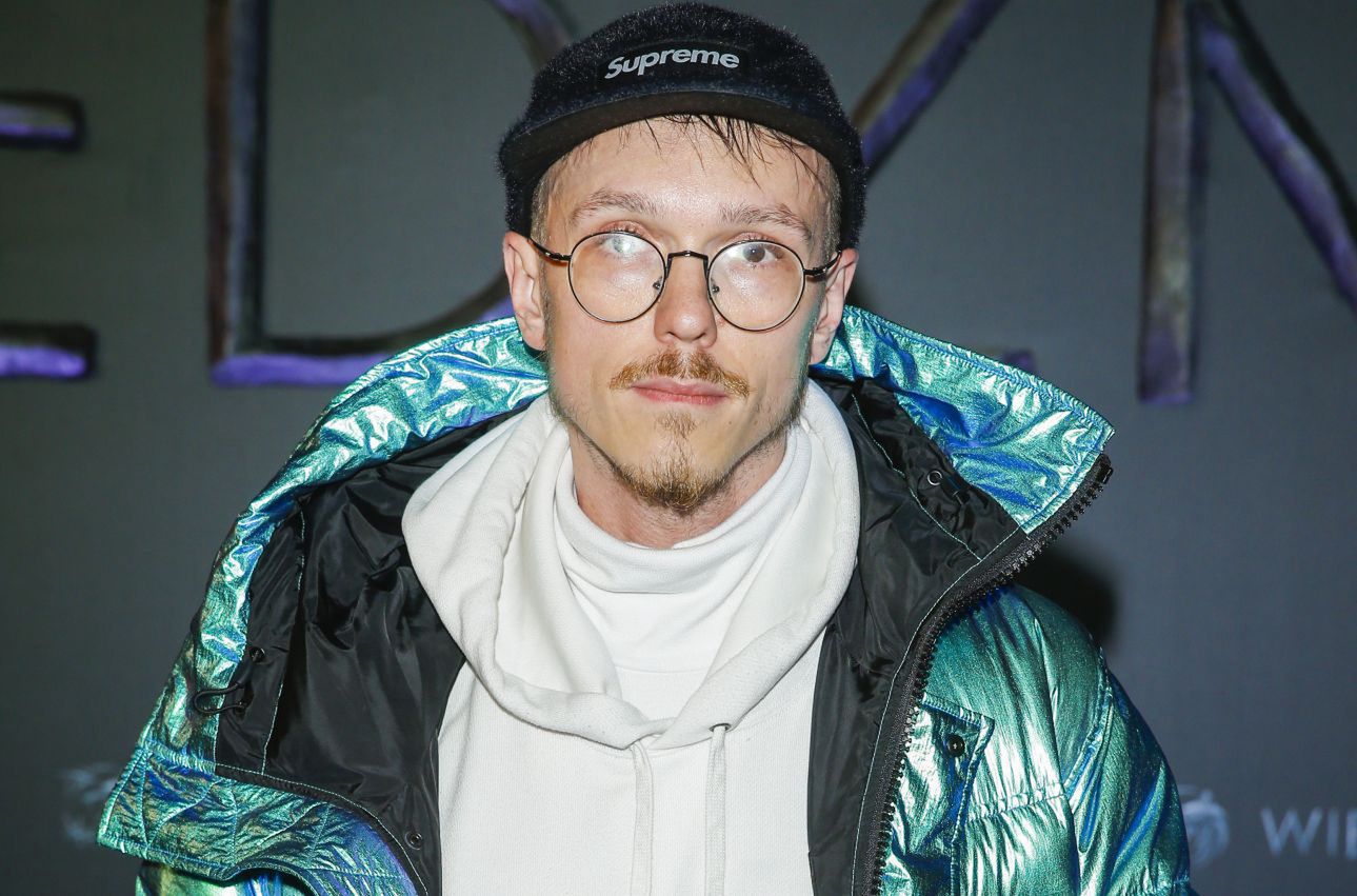 scena z: Krzysztof Gonciarz, SK:, , fot. Podlewski/AKPA
Premiera serialu "Wiedźmin", czapka, czapka Supreme, czapka z daszkiem, czapka z daszkiem czarna, okulary, Supreme, zarost, Netflix, Wiedźmin, premiera, premiera serialu Wiedźmin, Krzysztof Gonciarz