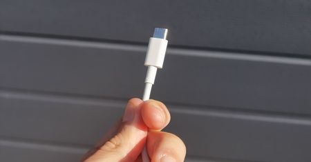 iPhone 15 z USB-C. Apple chce wyjść z twarzą